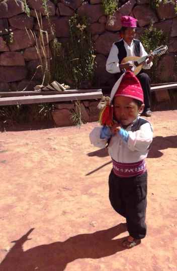 Criança moradora de ilha do Lago Titicaca, no Peru, se apresenta em dança típica