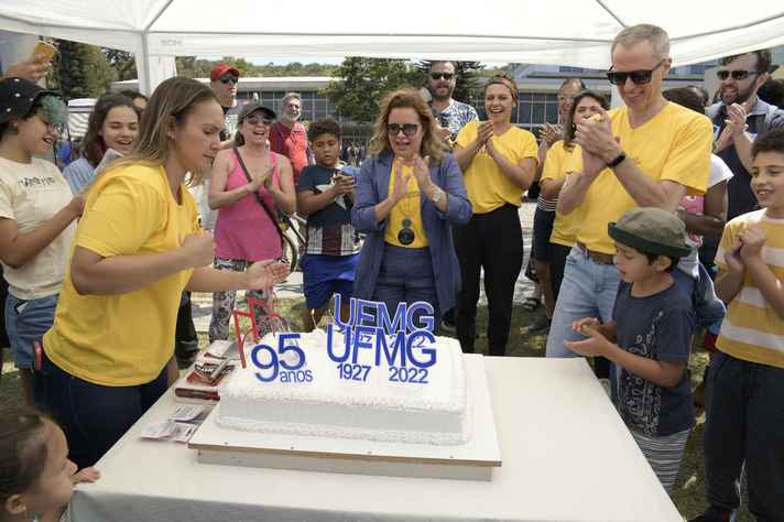 Bolo de aniversário da UFMG foi compartilhado com o público