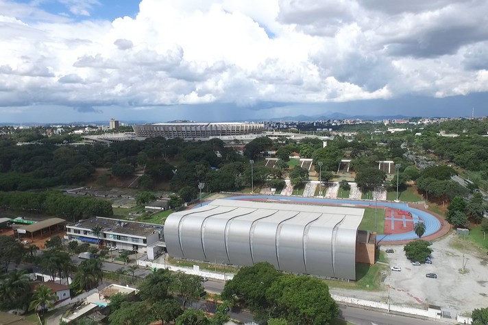 Vista do Centro de Treinamento Esportivo, em primeiro plano, com o Mineirão ao fundo