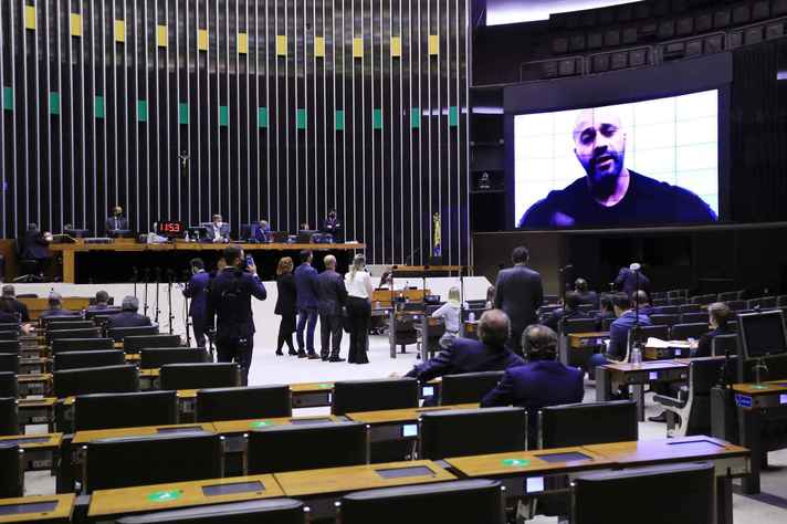 Com 364 votos a favor e 130 contra, Câmara dos Deputados manteve deputado Daniel Silveira na prisão
