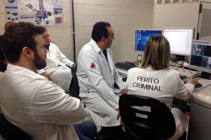 Peritos em treinamento no Centro de Microscopia: equipamento pode ajudar a melhorar análises das provas colhidas em operações policiais
