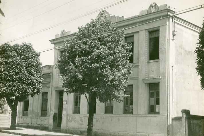 Primeira sede da Faculdade de Ciências Econômicas localizada na Rua Guajajaras esquina com Espírito Santo. (sem datação)