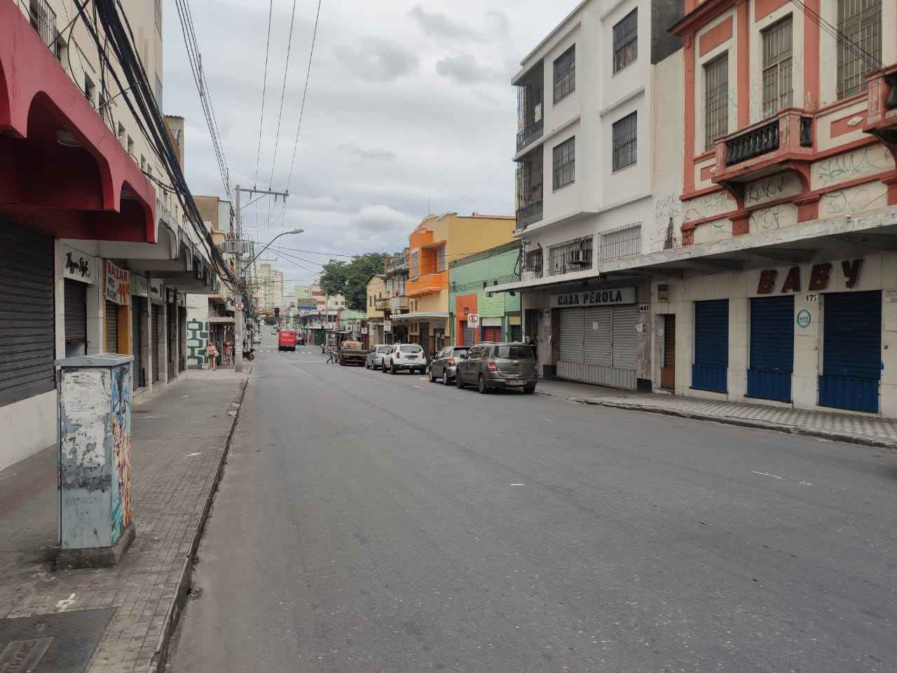 Rua Itajubá, no bairro Floresta, vazia na manhã de sábado: decreto determinou o fechamento do comércio na Capital