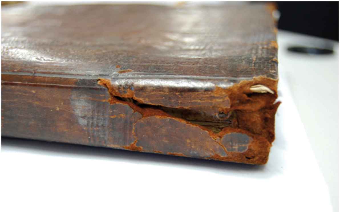 Lombada do livro da Irmandade de Santa Cecília antes e depois do trabalho do Cecor: funcionalidade restaurada