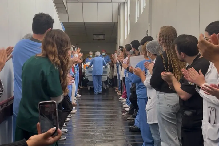 Foto: Arquivo HRTN Jovem doador foi homenageado pela equipe do Hospital Risoleta Neves no 'Corredor da honra'