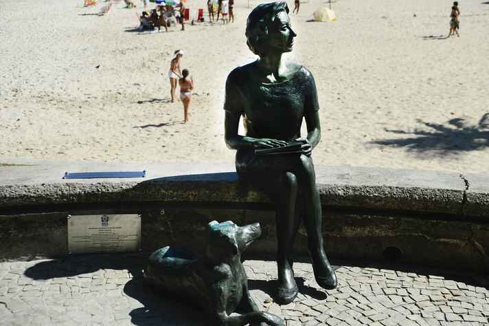 Estátua da escritora Clarice Lispector e seu cão Ulisses, no Leme, Rio de Janeiro