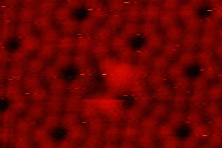 Imagem de dimensões 8nm por 8nm, com resolução atômica da superfície de um cristal de silício (111), marca o início de funcionamento de equipamento capaz de executar técnica inédita no país, a Ballistic Electron Emission Microscopy (BEEM)