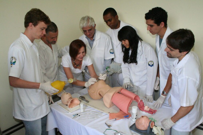 Aula do curso de Medicina com uso de manequins em 2008
