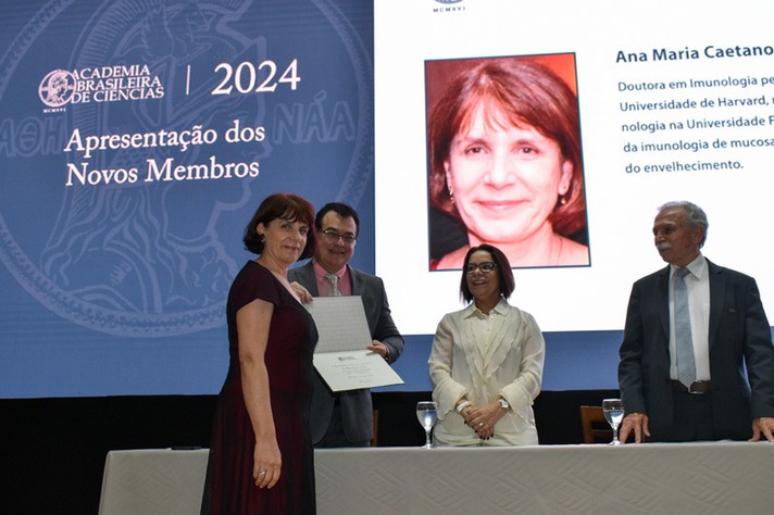A médica Ana Maria Caetano, à frente, é referência na área da imunologia.