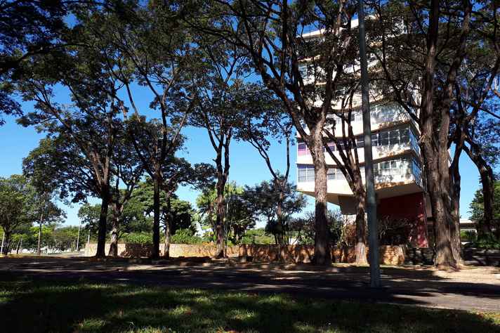 Visão lateral da Reitoria da UFMG: prédio foi construído na década de 1960