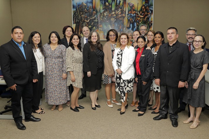 Dirigentes cubanos e gestores da UFMG em encontro na sala de sessões