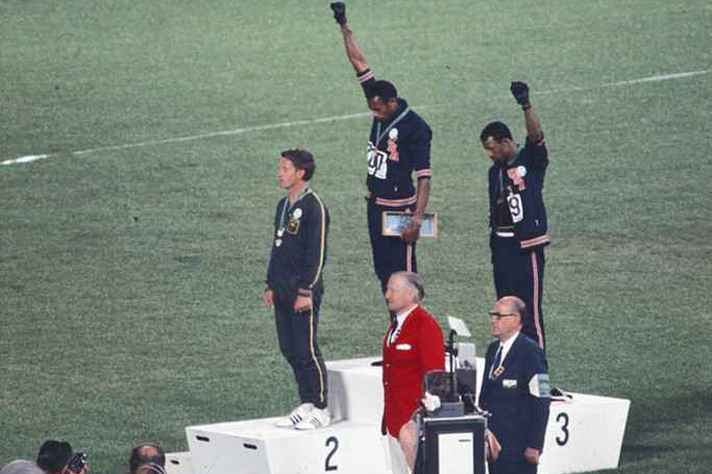 Nas Olimpíadas do México em 1968, protesto histórico dos velocistas dos EUA Tommie Smith (ao centro) e John Carlos contra a discriminação racial: subiram descalços ao pódio e ouviram o hino com a cabeça baixa e o punho cerrado. Na época, eles foram punidos