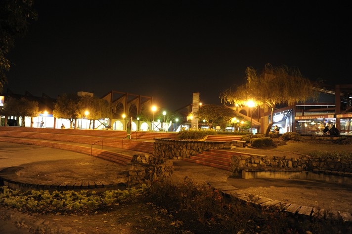 Praça de Serviços do campus Pampulha: oferta de atividades acadêmicas complementares é menor para os cursos noturnos