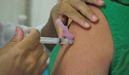 Vacinação contra a febre amarela na Escola de Enfermagem