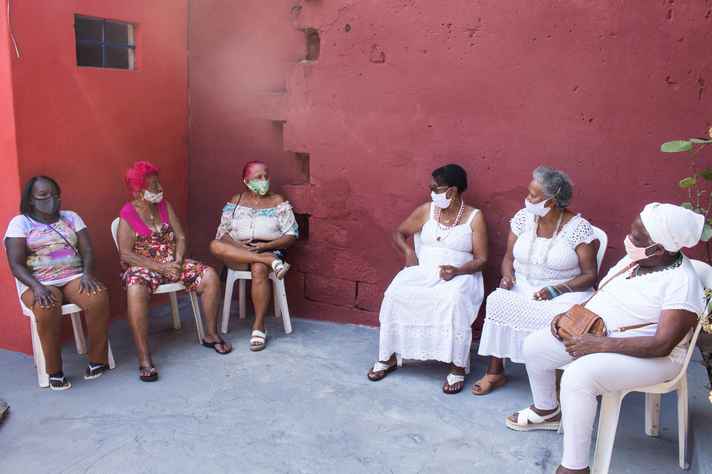 Mulheres que integram o Coletivo Iabas, da Pedreira Prado Lopes