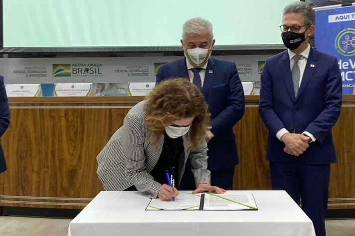 Observada pelo ministro Marcos Pontes e pelo governador Romeu Zema, Sandra Goulart assina o protocolo de intenções