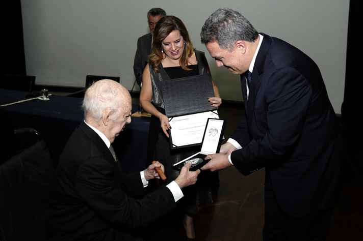 Angelo Machado recebeu a medalha do reitor Jaime Ramírez e da vice-reitora Sandra Goulart Almeida