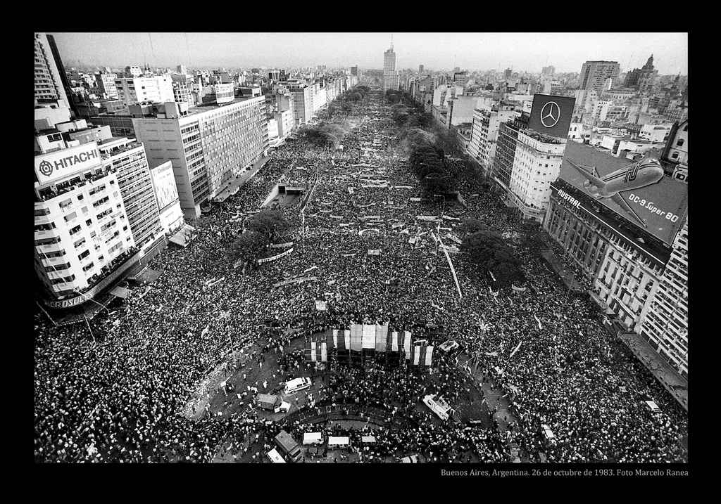 Comício de encerramento da campanha da União Cívica Radical (UCR), liderada por Raul Alfonsín, em outubro de 1983, em Buenos Aires. Quatro dias depois, ele seria eleito presidente da República, pondo fim a uma ditadura que durou sete anos