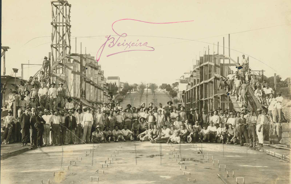 <p>1928 (data provável): trabalhadores na construção do viaduto de Santa Tereza</p>