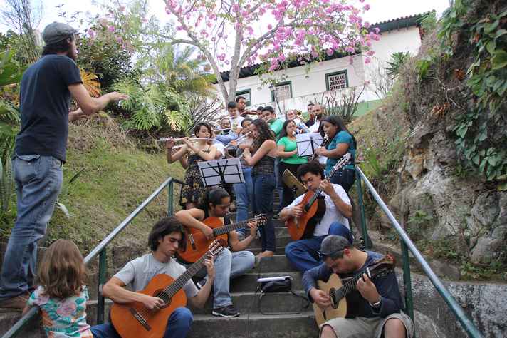 Projeto Territórios de Invenção: Residências Musicais promove trocas musicais entre artistas, professores e estudantes em 6 cidades mineiras.