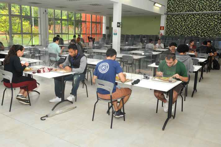 Salão de refeições do Restaurante Setorial 1, no campus Pampulha, que foi reaberto em outubro com layout especial para garantir segurança sanitária aos seus usuários