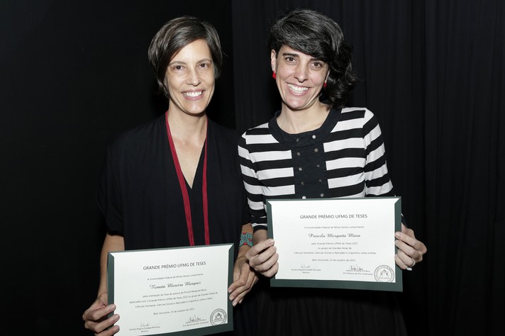Orientada pela professora Renata Moreira Marquez (à esquerda) no doutorado e no mestrado, Priscila Musa venceu o Grande Prêmio de Teses UFMG 2023 nas humanidades e recebeu menção honrosa no prêmio da Capes por seu trabalho