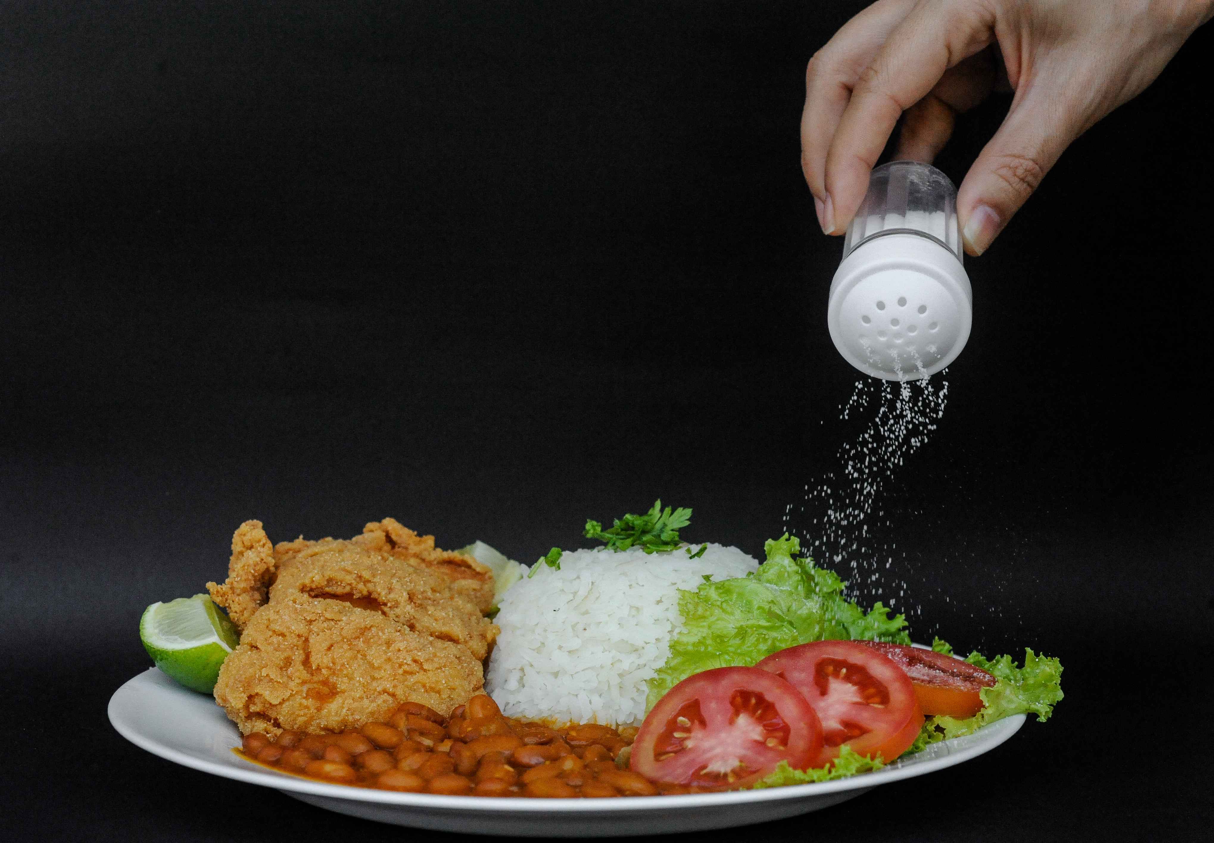 Em média, o brasileiro consome duas vezes mais sal de cozinha do que o padrão preconizado pela OMS