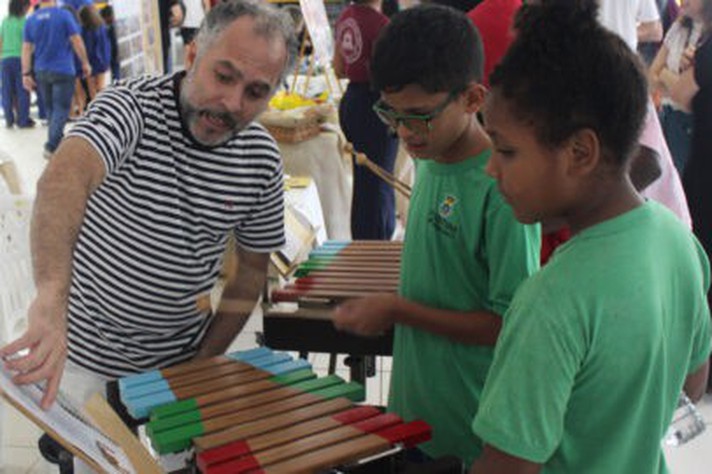 Xilofone desenvolvido por Fernando Chaib, professor da Escola de Música, será usado nas aulas de musicalização nas escolas visitadas