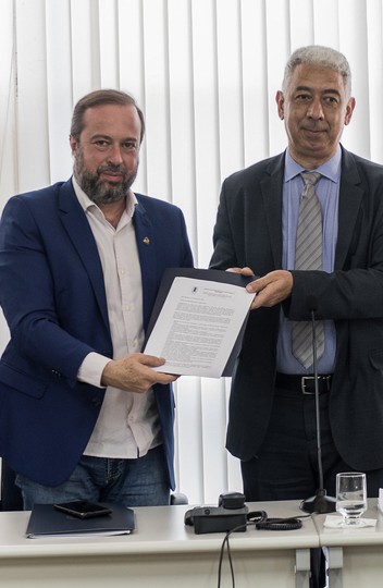 Alexandre Silveira recebeu o documento das mãos do reitor Marcelo Andrade: