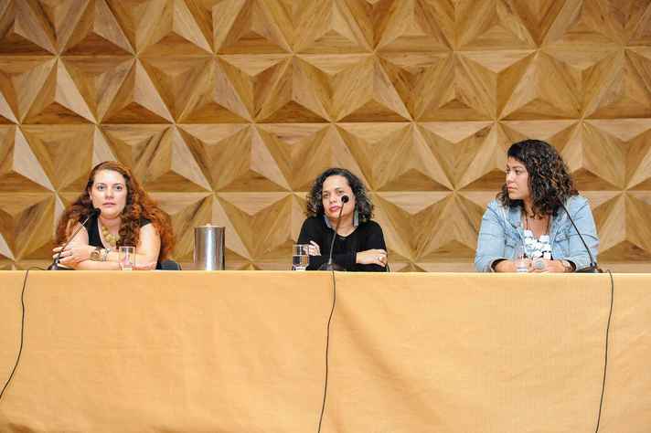 Rosaline Silva, Giliane Trindade e Bárbara Mendes apresentaram seus relatos sobre a maternidade