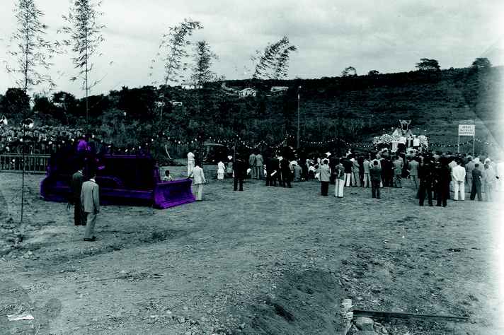 Missa realizada no campus Pampulha, no início das obras da Cidade Universitária, em maio de 1946