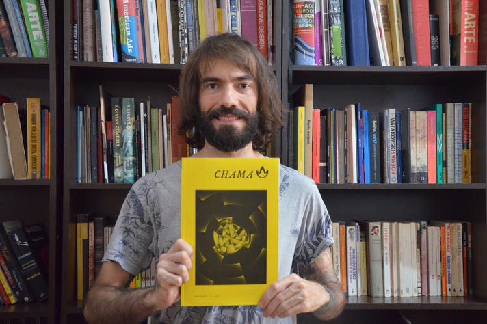Mário Vinícius, design da publicação, apresenta o terceiro número da revista Chama