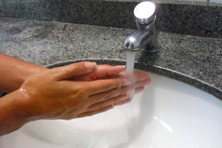 Lavar bem as mãos evita transmissão de doenças potencialmente graves