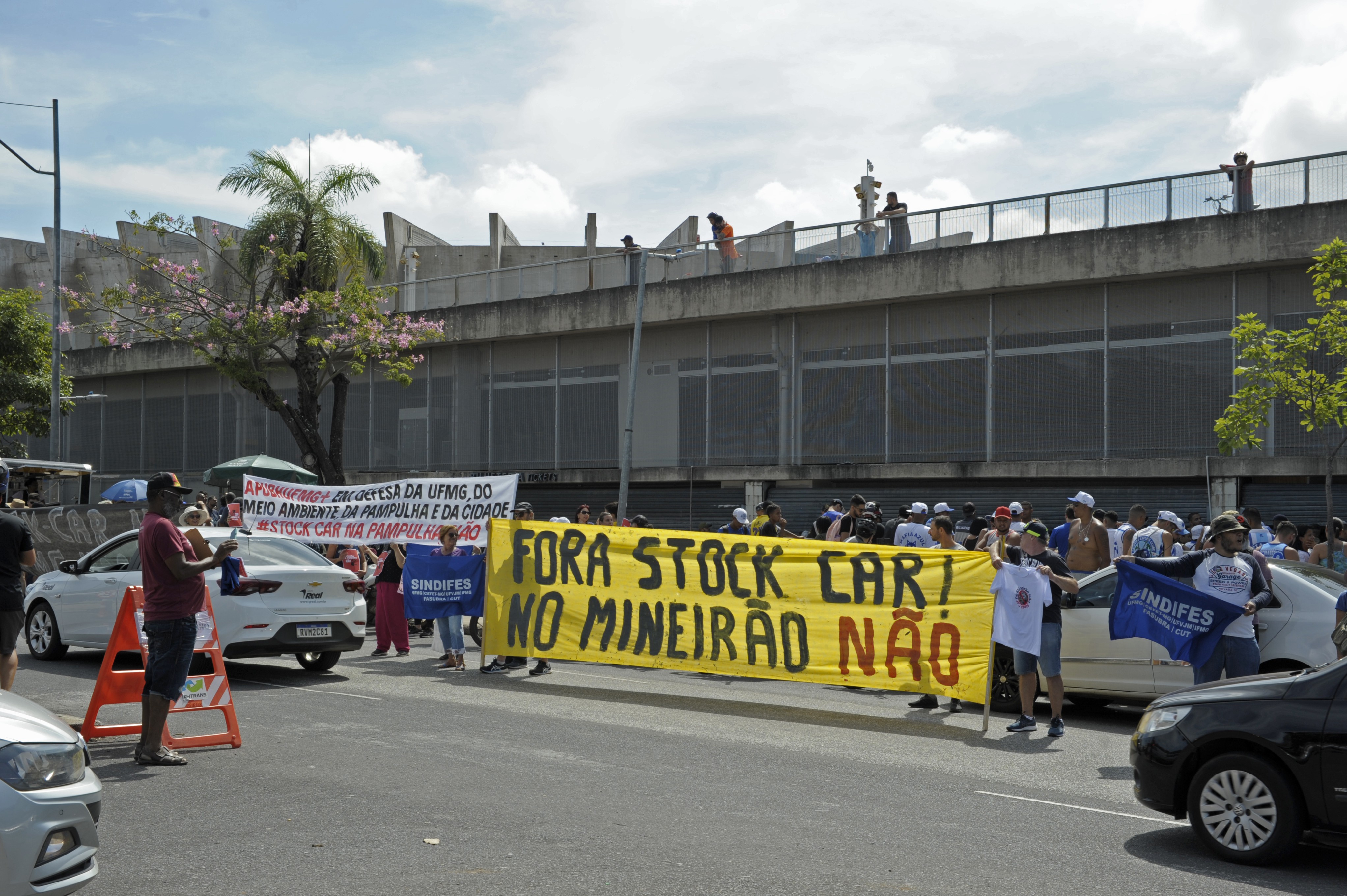 Manifestantes em frente ao Mineirão durante protesto contra a Stock Car na Pampulha