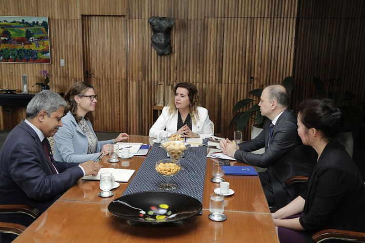 Sandra Goulard and Aziz Saliba (right) received the group led by Maria Norton (left).