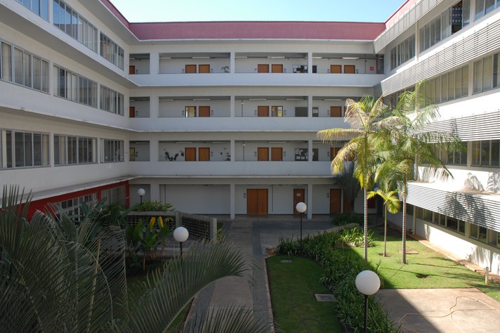 Pátio central da Faculdade de Ciências Econômicas, onde curso é sediado