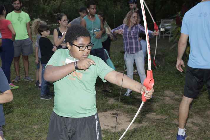Crianças e adultos ajustaram a mira no arco e flecha