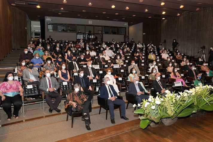 Autoridades, políticos e gestores da UFMG acompanharam a cerimônia no auditório da Reitoria