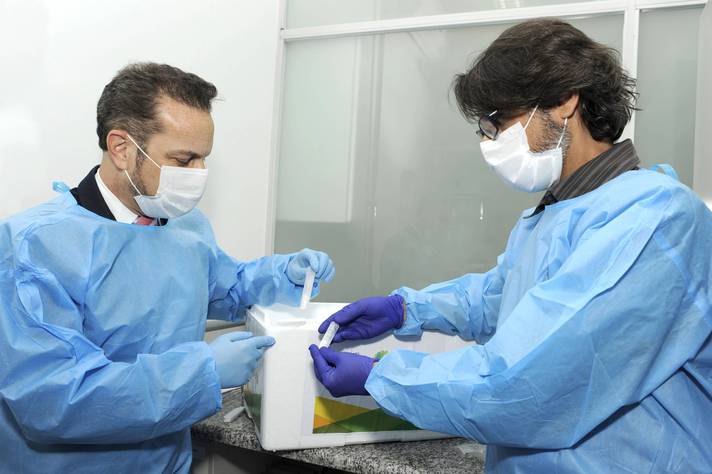 Marcelo Morales, do MCTI, e Flávio Fonseca, do CTVacinas, receberam o material biológico que servirá de base para os testes da vacina contra a monkeypox