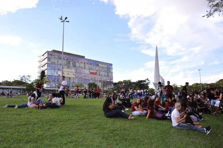 Estudantes da educação básica no gramado em frente a Reitoria, na edição presencial da mostra, em 2019
