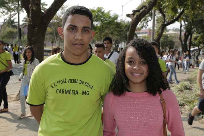 Os amigos Mariane Cristine Silva Oliveira e Marcos Paulo Vieira Souza, do município de Carmésia