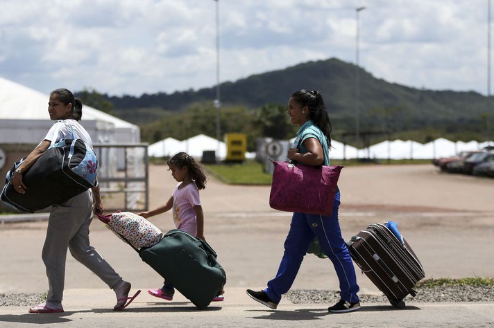 Imigrantes venezuelanas cruzam a fronteira brasileira