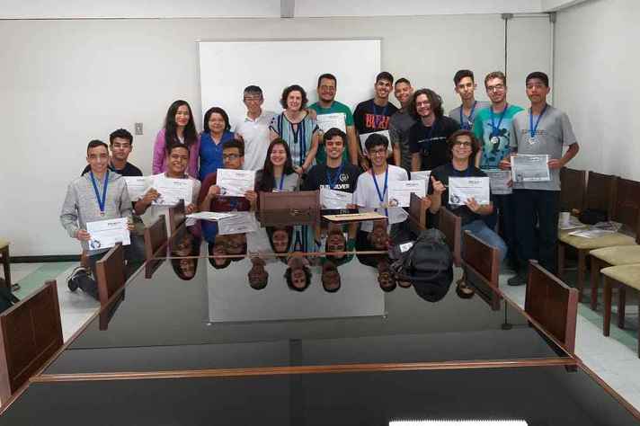 Alunos do 6º Ano visitam Laboratório de Matemática da UFMG