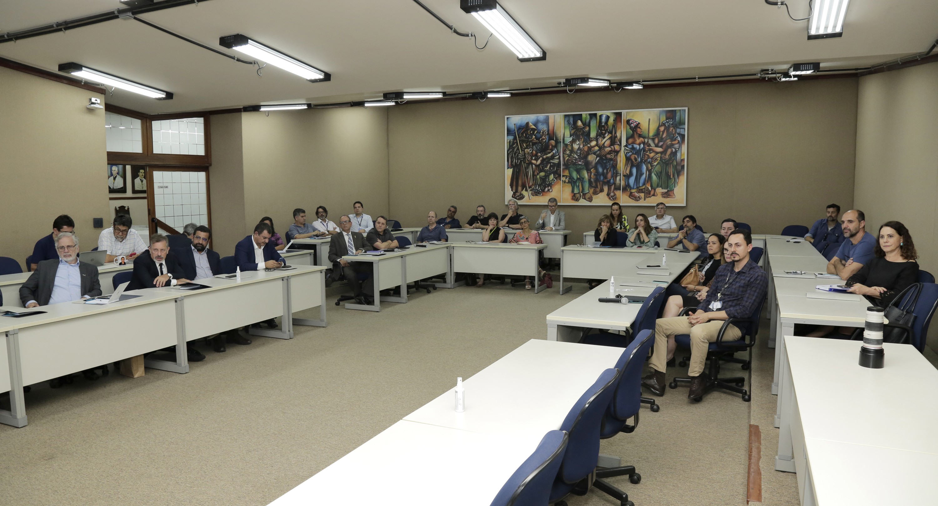 Administradores da universidade e coordenadores de grandes laboratórios e projetos de pesquisa reuniram-se com comitiva do MCTI na sala de sessões, no préio da reitoria