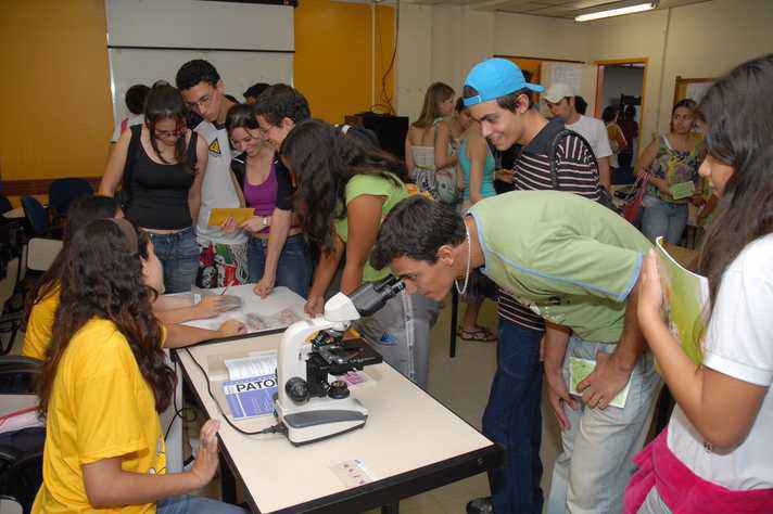 Atividade de biologia durante a Mostra das Profissões da UFMG