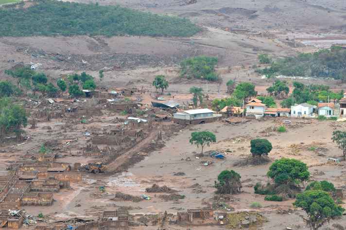Área afetada pelo rompimento de barragem no distrito de Bento Rodrigues, zona rural de Mariana