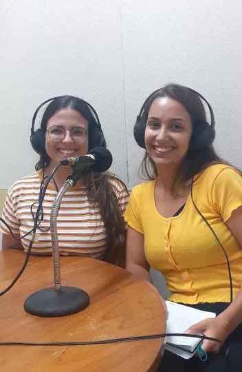 Lorena Macedo e Isadora Martins: informação é a principal arma no combate à raiva.