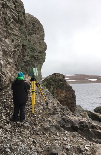 Pesquisador realiza medições em ilha subantártica, no Polo Sul