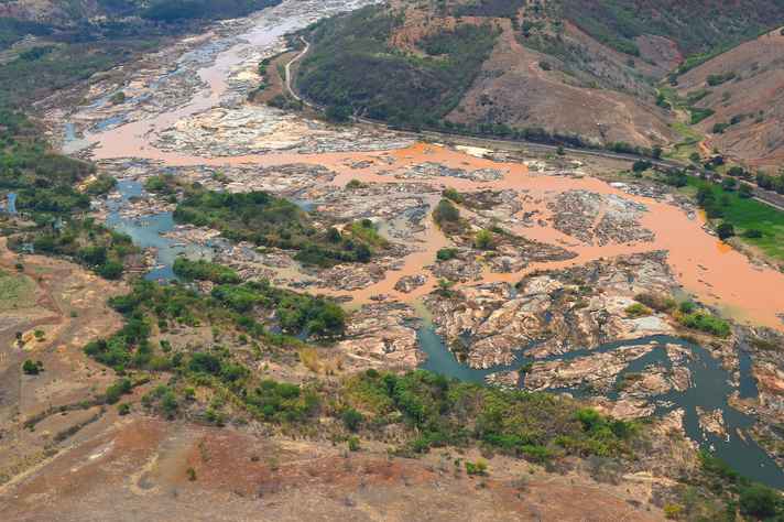 Área tomada pela lama da barragem de rejeitos da Samarco, em Bento Rodrigues