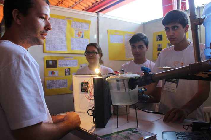 Demonstração de experimento na edição 2015 do evento